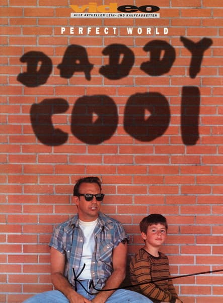 Kevin Costner mit T.J.Lowther vor einer Wand (13.03.1996) (1)